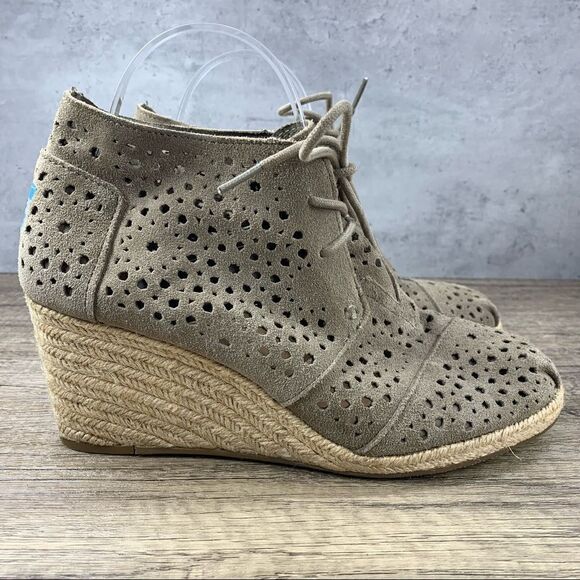 Toms Ankle Boots Womens~Desert Wedge Tan Suede Lace Up Shoes~Size W9 (301213) - Picture 2 of 9